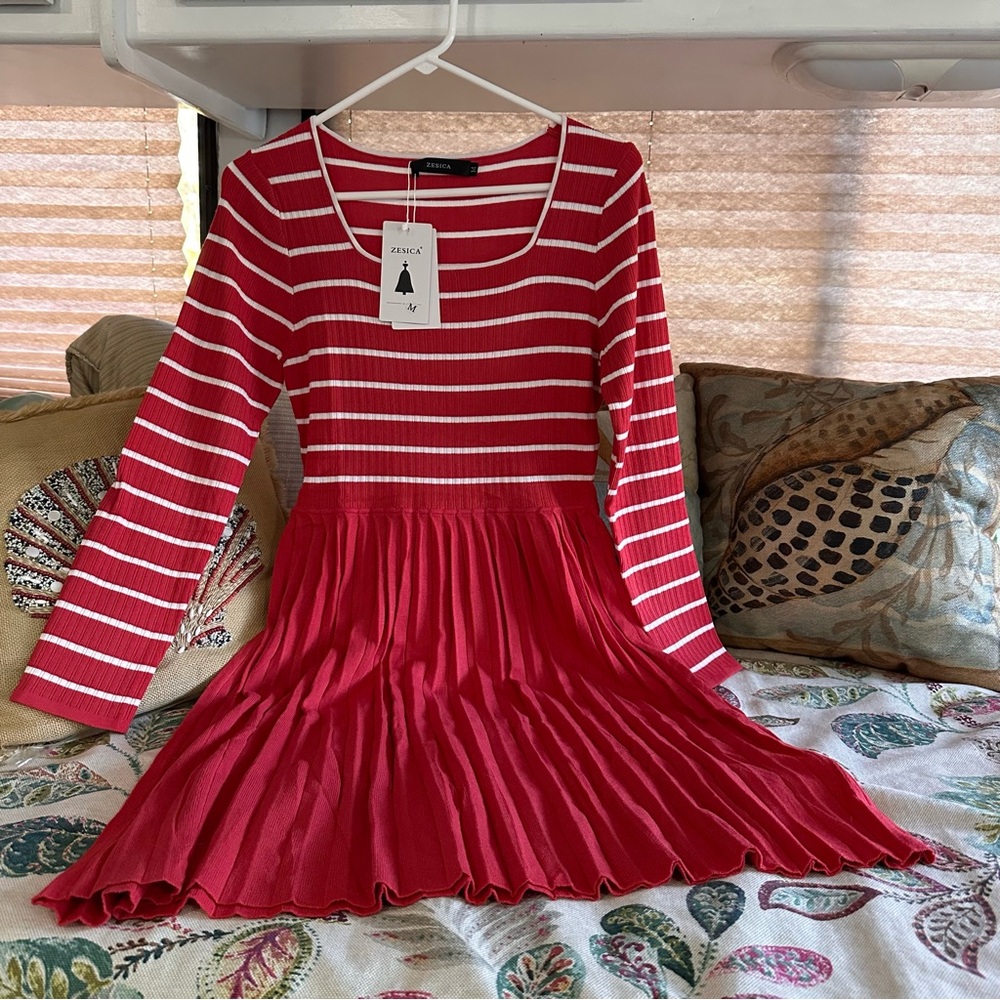 NWT FIT & FLARE CHRISTMAS MIDI DRESS Size Medium Long Sleeve Red Striped Pleated